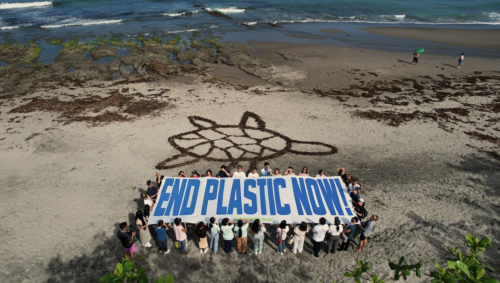 A united front on the shores of La Union, demanding a plastic-free future. Credit: Noel Celis | Greenpeace.