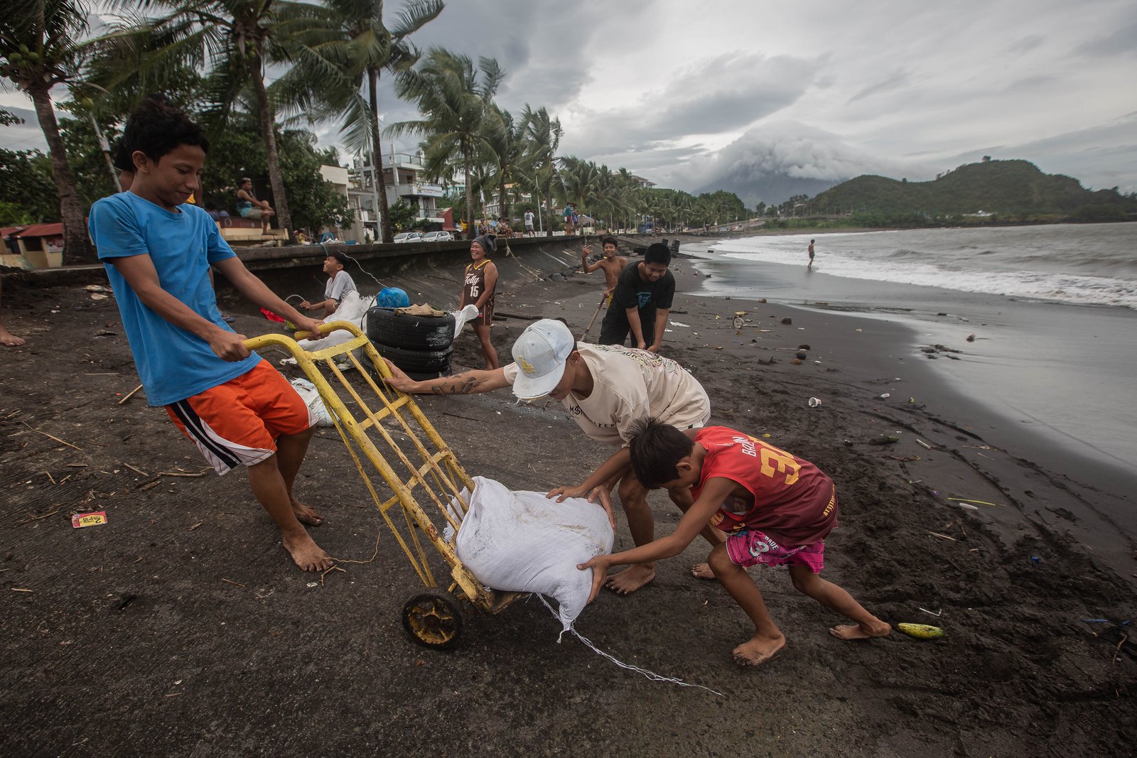 Residents help each other pack sandbags for their houses in preparation for Super typhoon Pepito (international name: Man-yi) in Legazpi Boulevard, Barangay Puro, Legazpi City, Albay province. [Greenpeace photo]