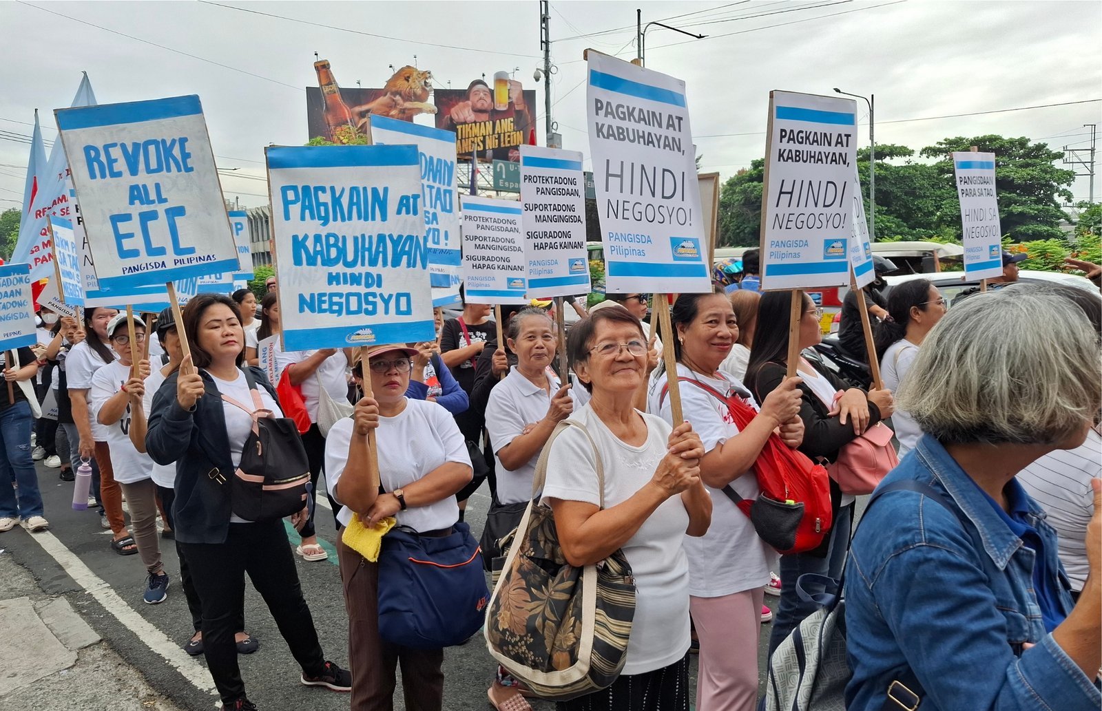 Fisherfolk and allies march in Manila calling for an end to commercial fishing in municipal waters. [Greenpeace.org photo]