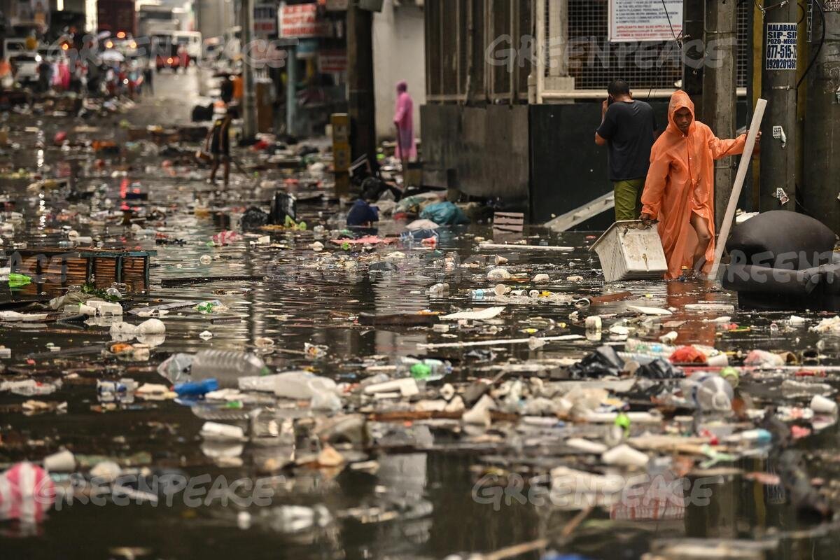 Flooded streets in the Philippines illustrate the urgent need for effective climate adaptation projects. [photo credit: Noel Celis | Greenpeace]